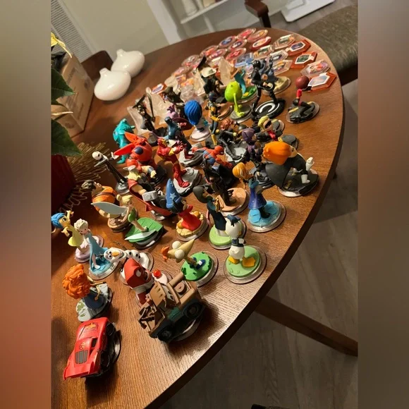 Disney infinity lot of 78 pieces